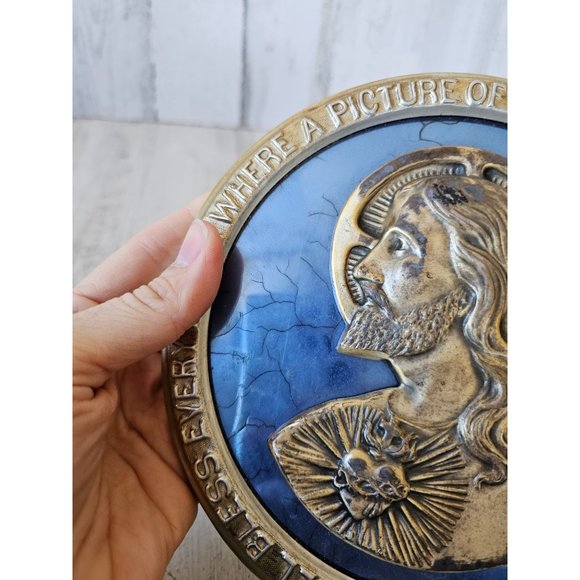 Jesus hanging heart vintage religious decor statue - Picture 2 of 6